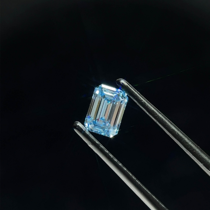 0.78ct Emerald Fancy Intense Blue VVS2 IGI