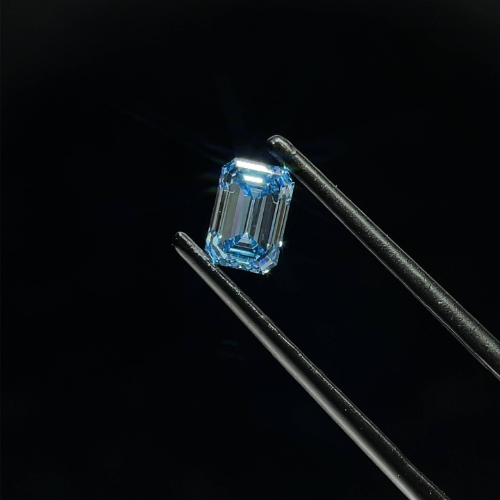 0.76ct Emerald Fancy Vivid Blue VS1 IGI