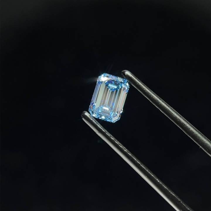 0.74ct Emerald Fancy Vivid Blue VS1 IGI
