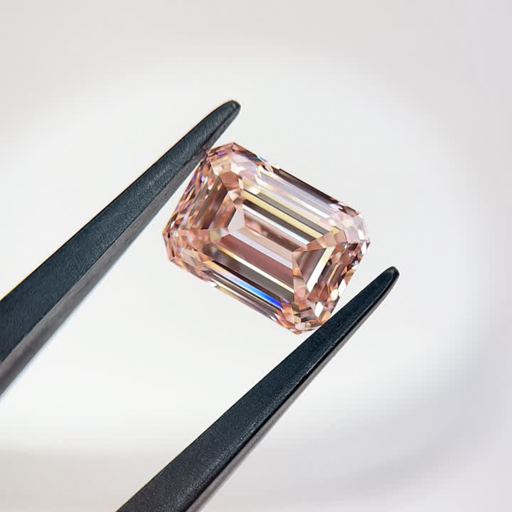 5.49ct Emerald Fancy Intense Pink VVS1 IGI