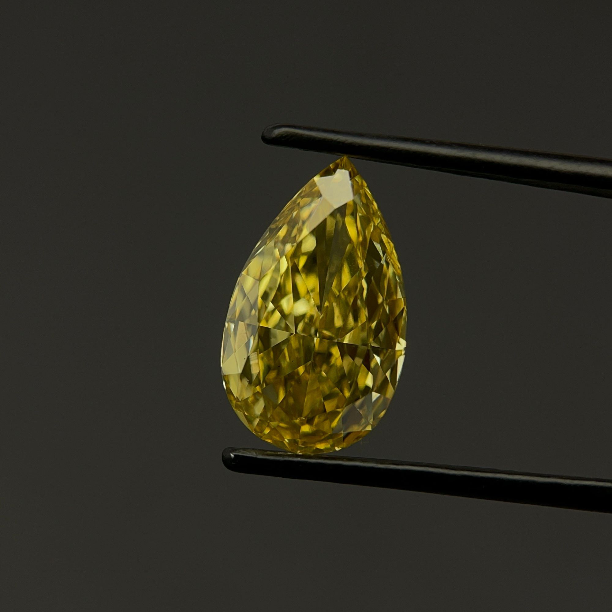 Pear 4.51ct Fancy Vivid Yellow VS2
