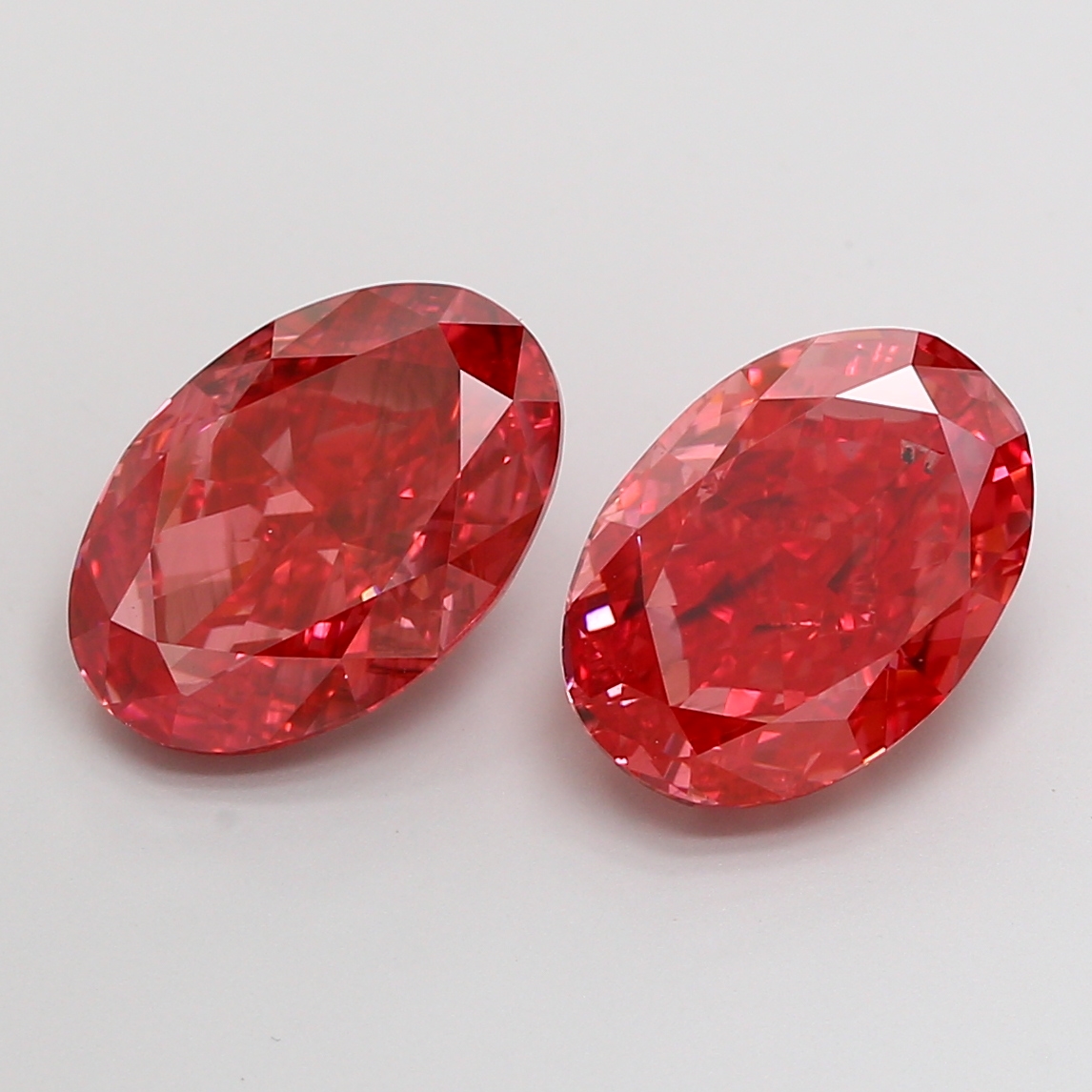 Oval 4.00ct Fancy Vivid Red SI1